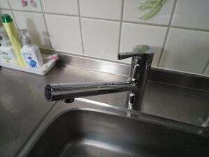 TOTO TKS05305JAを設置した台所水栓交換後の写真