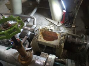 さいたま市岩槻区の循環ラインポンプ交換工事で既設ポンプを撤去した様子