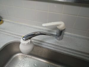 春日部市豊野町で根元から水漏れしていた交換前のINAX製台所水栓