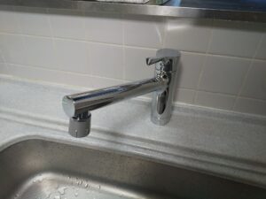 TOTO TKS05303Jを設置した台所水栓交換後の写真
