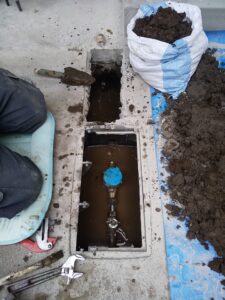 給水管の漏水箇所を確認するために掘削した作業中の様子