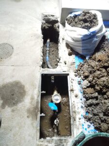 さいたま市見沼区の給水管水漏れ修繕工事で配管を一部交換している様子