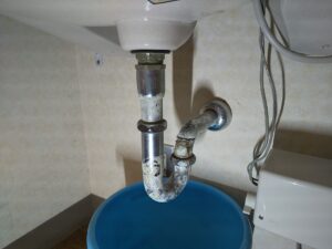 さいたま市西区で水漏れしていた洗面台下の排水金具