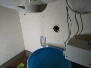 腐食と経年劣化が見られた洗面排水金具を撤去した様子