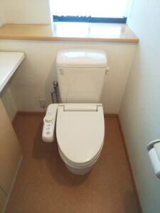 川口市上青木でタンク破損により水漏れしていた交換前のINAXトイレ