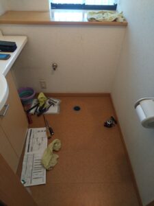 川口市上青木のトイレ一式交換工事で既存便器を撤去後の様子