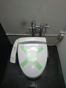 文京区本郷で水漏れしていた交換前の大便器フラッシュバルブ