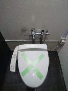 TOTO TV550Sを設置した大便器フラッシュバルブ交換後の写真