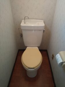比企郡吉見町でタンクと便器の接続部から水漏れしていた交換前のトイレ