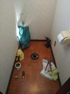 比企郡吉見町のトイレ交換工事で既存便器を撤去した様子