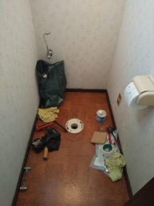 比企郡吉見町のトイレ交換工事で新しい便器を施工する前のフランジ取付
