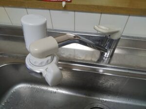 上尾市五番町で根元から水漏れしていた交換前の台所水栓