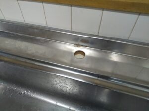 上尾市五番町で既存水栓を取り外した後の台所水栓の取付穴の写真