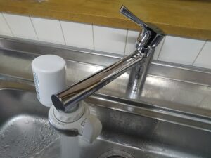 TOTO TKS05301Jを設置した台所水栓交換後の写真