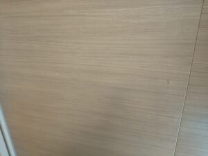 さいたま市緑区のユニットバスタオル掛け交換工事で取付位置を確認している様子