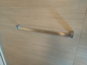 TOTO EKK50080#AQSを設置したユニットバス内タオル掛け交換後の写真