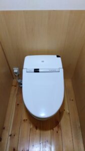 杉並区本天沼で水漏れが発生した交換前のTOTO一体型トイレ