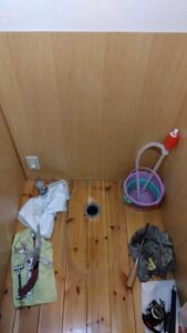 杉並区本天沼のトイレ撤去後に排水口と床面を確認している様子