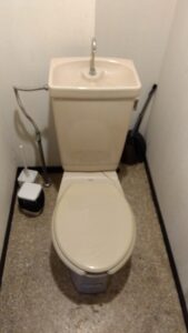 渋谷区笹塚で便器破損により水漏れしていた交換前のTOTOトイレ