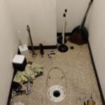 トイレ一式交換工事で新しい便器を設置する前の排水位置確認