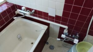 さいたま市見沼区で給湯管を外部配管に移設した浴室側の施工後