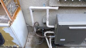 さいたま市見沼区の給湯管交換工事で外部配管を保温材で仕上げた施工後