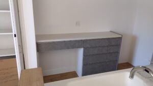 和光市下新倉で設置した施主支給のカウンター付きキッチンカップボード