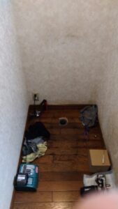 足立区弘道で既存トイレを撤去した後の排水口まわり