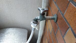 渋谷区東の屋外洗濯機用水栓交換前の様子