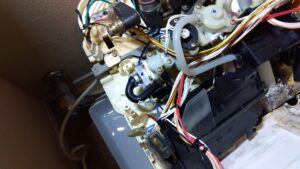 TOTO一体形トイレ機能部のTCH785N交換作業中