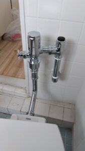 TOTO TV552S設置後の大便器フラッシュバルブ接続部