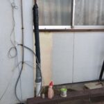 熊谷市中恩田で電気温水器の既存配管を確認している様子
