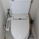 新宿区新宿のウォシュレット交換前のINAX製温水洗浄便座