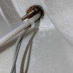 さいたま市西区で洗面自動水栓の固定金具まわりを確認している様子