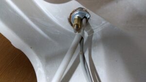 さいたま市西区でTOTO洗面自動水栓の固定金具を交換後