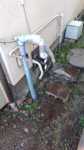さいたま市西区で給湯器撤去後に配管まわりを処理した状態