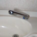 富士見市渡戸の水漏れしていたトイレ手洗い水栓交換前