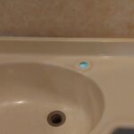 富士見市渡戸でトイレ手洗い水栓を取り外した後の取付穴