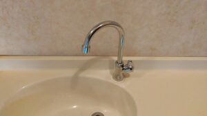 富士見市渡戸で施主支給のトイレ手洗い水栓へ交換後
