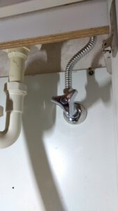 富士見市渡戸でトイレ手洗い水栓交換後の給水接続部
