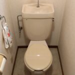 さいたま市岩槻区でタンク接続部から水漏れしていたINAX製トイレ交換前