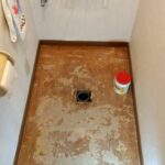 さいたま市岩槻区でトイレの既存クッションフロアを撤去した状態