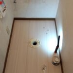 さいたま市岩槻区でトイレ交換にあわせて新しいクッションフロアを施工中