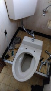 さいたま市見沼区で和式トイレにTOTOスワレットCS501を設置中