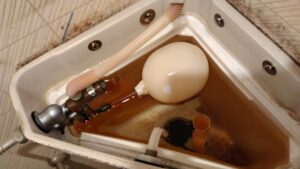 さいたま市岩槻区のTOTO製トイレタンク内部に取り付けられていた既存ボールタップ
