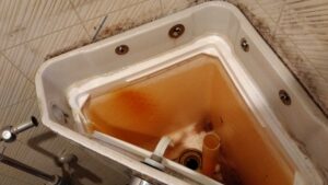 さいたま市岩槻区のトイレタンクから劣化したボールタップを撤去した状態