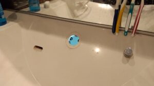 豊島区西巣鴨の洗面水栓交換工事で既設水栓を撤去した洗面カウンター