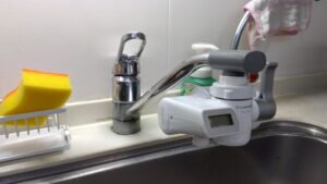 千代田区外神田で経年劣化による水漏れが発生した交換前のTOTO製台所水栓