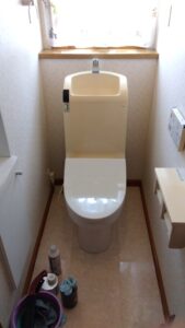 越谷市大里でタンク水漏れが発生していた1階の交換前TOTO製トイレ