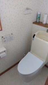 越谷市大里でタンクの経年劣化が見られた2階の交換前TOTO製トイレ